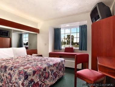 Microtel Inn & Suites By Wyndham Holland Exteriör bild